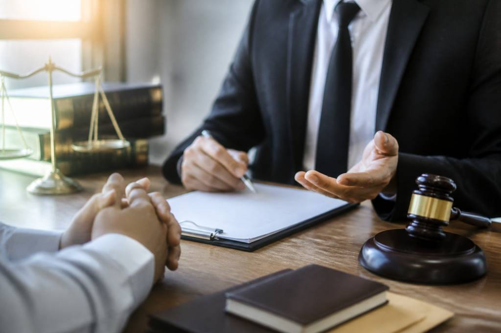 Avocat affaires criminelles : rôle, missions et conseils juridiques en cas de dénonciation