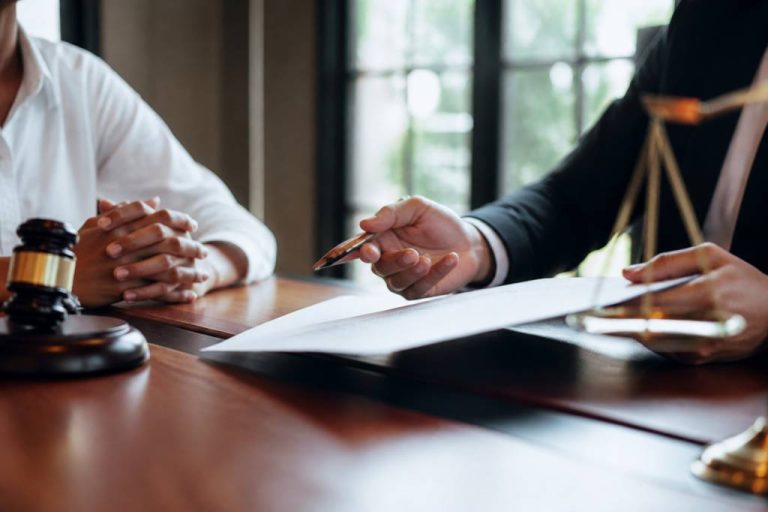Abus d&rsquo;honoraire avocat : comment les identifier et les dénoncer efficacement