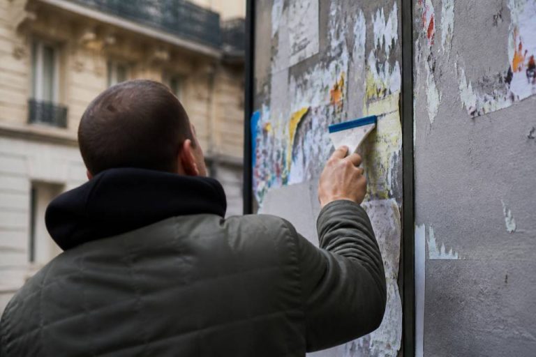 Affiches discrimination : que dit la loi et comment les signaler