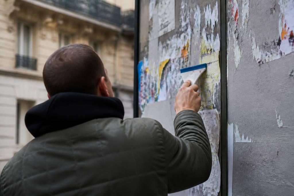 Affiches discrimination : que dit la loi et comment les signaler