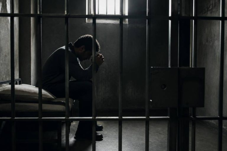 1 an de prison ferme : comprendre les risques juridiques et les sanctions possibles