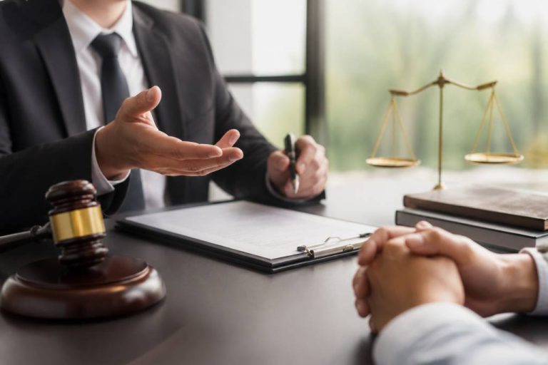 Avocat des affaires sociales : rôle, missions et recours pour les lanceurs d’alerte