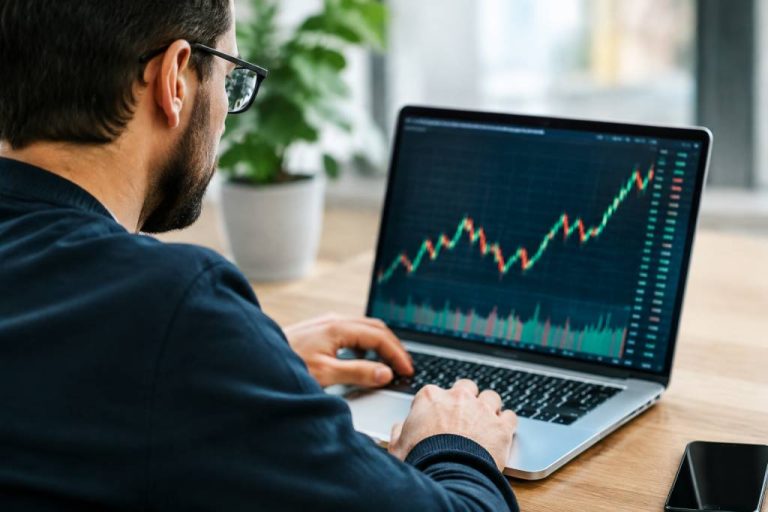 Amf liste noire : comment vérifier une plateforme et signaler une arnaque financière